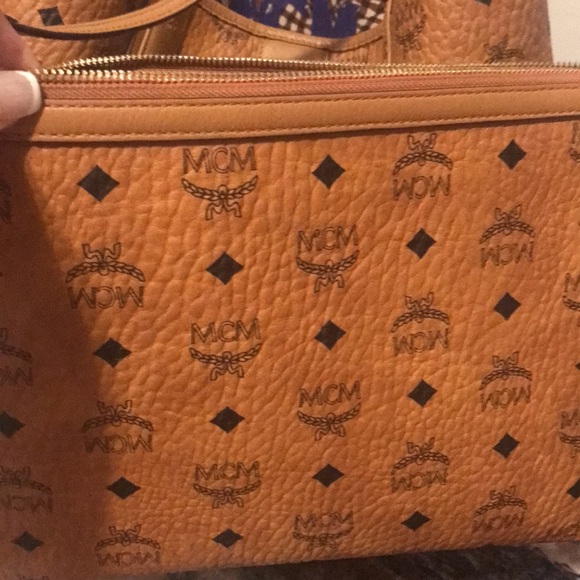 Authentic MCM extra large beautiful handbag - Picture 3 of 10